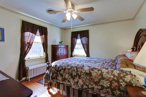 Gallery image of Home Sweet Home, Suite #2, near Liberty University, and Lynchburg Hospital, Deluxe Queen Size Bedroom in Lynchburg