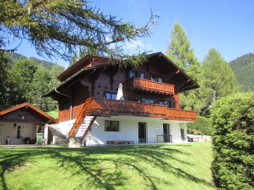 Cette grande maison dispose d'un balcon. dans l'établissement Chalet Melchior, à Villars-sur-Ollon