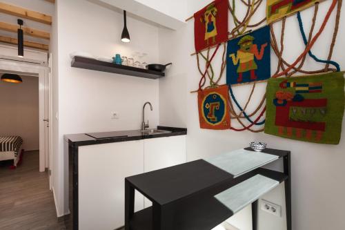 una cucina con bancone e lavandino in una stanza di Apartments Stube 4 a Rovigno (Rovinj)