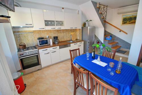 una cocina con mesa y mantel azul. en Apartment Mambo en Sobra