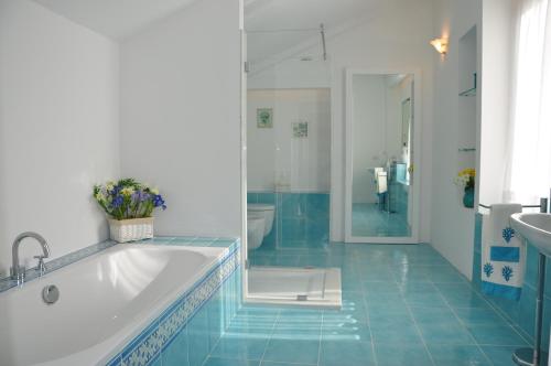 La salle de bains est pourvue d'une baignoire, de toilettes et d'un lavabo. dans l'établissement La Zinefra Amalfi Dreams, à Minori