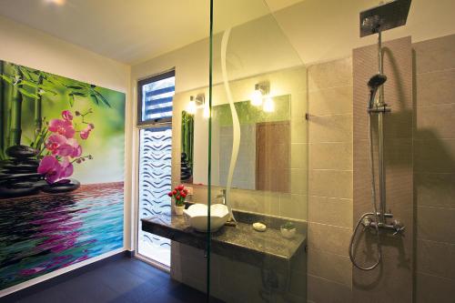 Un baño con ducha de cristal con lavabo. en The Inspiration Residence, en Rawai Beach