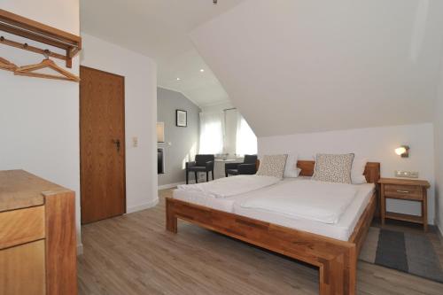 Ένα ή περισσότερα κρεβάτια σε δωμάτιο στο Weinhotel Lenz