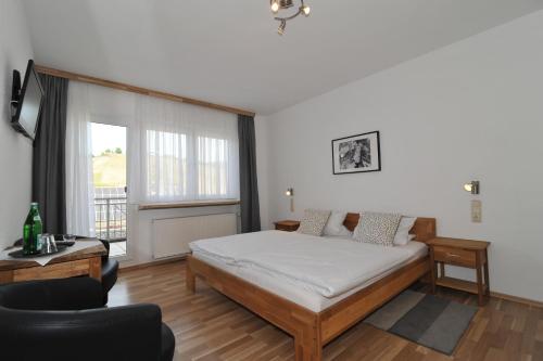 Ένα ή περισσότερα κρεβάτια σε δωμάτιο στο Weinhotel Lenz