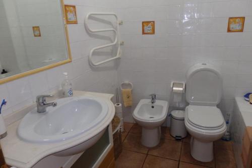 ラゴスにあるCasa Liliのバスルーム(洗面台、トイレ付)