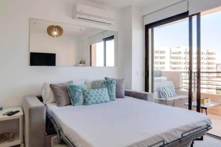 A bed or beds in a room at Apto a pie de playa con vistas increíbles!