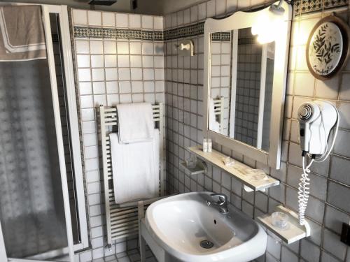 La salle de bains est pourvue d'un lavabo, de toilettes et d'un téléphone. dans l'établissement Casa De Campo, à Montegranaro