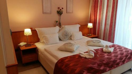 Hotel Isabell Győr tesisinde bir odada yatak veya yataklar