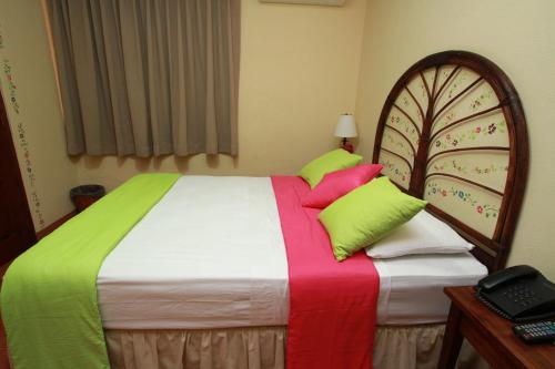 Una cama o camas en una habitación de Hotel Colibri