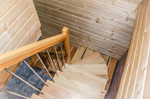 an overhead view of a wooden stairs in a wooden house at Domki nad Szelągiem in Kątno