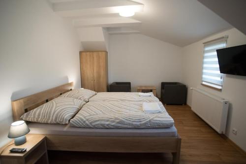 Postel nebo postele na pokoji v ubytování Penzion U Sazamů
