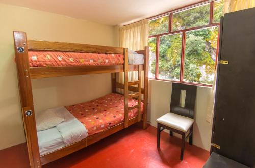Łóżko lub łóżka piętrowe w pokoju w obiekcie Casa Machu Picchu Hostel