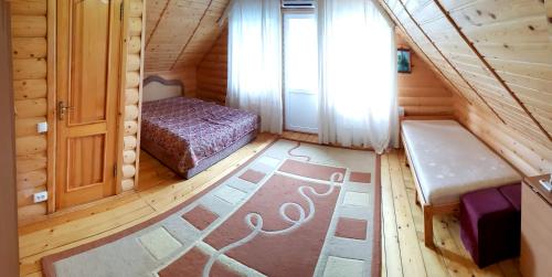 Tempat tidur dalam kamar di Перлина Дністра