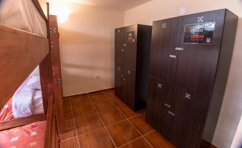 a couple of lockers in a room with a bed at Casa Machu Picchu Hostel in Machu Picchu