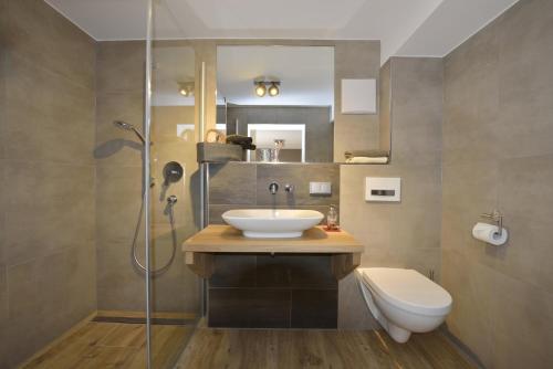 a bathroom with a sink and a shower at Pension Waldkristall in Frauenau