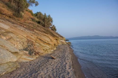 a rocky shoreline with a body of water at Seralis Pelion in Afissos
