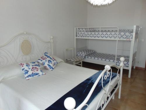 Двох'ярусне ліжко або двоярусні ліжка в номері Appartamenti in Villa Nicanda