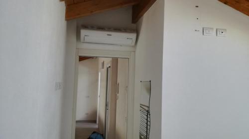 a hallway in a house with a ceiling at Charme Lake Loft in Ispra