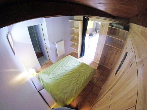 an overhead view of a bedroom with a green bed at La Valière in Chorges