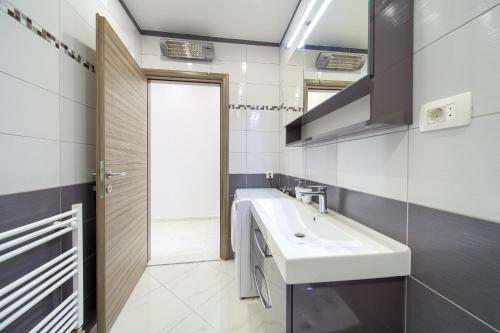 A bathroom at Apartments VALL