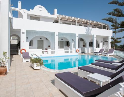 eine Villa mit einem Pool und Liegestühlen in der Unterkunft Villa Galinia in Akrotiri