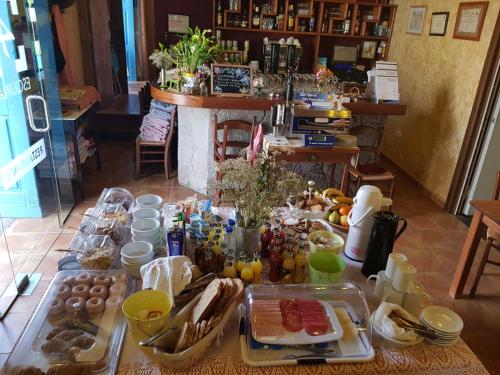 Hotel Rural 4 Esquinas في سان ميغيل ذي أبونا: طاولة مليئة بالطعام والأطعمة الأخرى