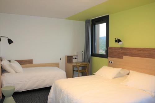 Un pat sau paturi într-o cameră la Le Felicien