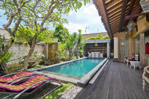 una piscina nel cortile di una casa di Bamboo Moon Villas a Sanur