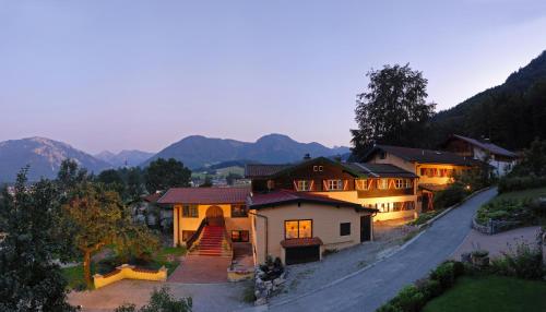 una casa en un pueblo de montaña al anochecer en Gästehaus Schröder, en Ruhpolding