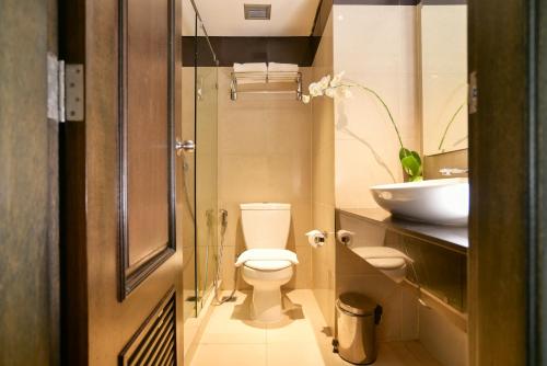 ジャカルタにあるサマラ ホテル ジャカルタ チェンカレンのバスルーム(トイレ、洗面台付)