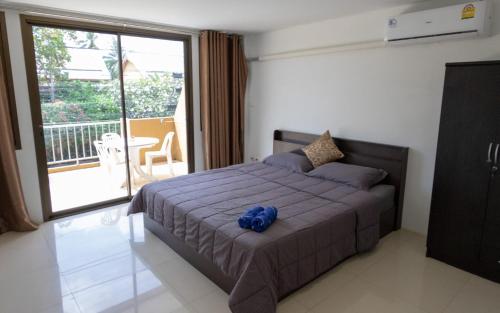 Una cama o camas en una habitación de P & T Hostel