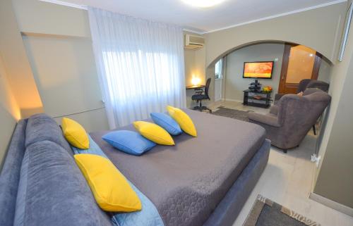 ブカレストにあるRomana Lahovary Studioの大型ベッド(黄色と青色の枕付)