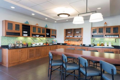 cocina grande con mesa de madera grande y sillas en Hyatt Place Lexington, en Lexington