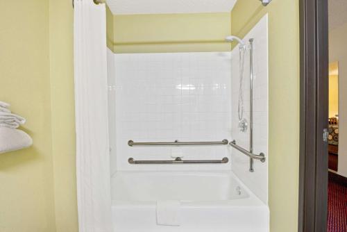 Ванна кімната в Super 8 by Wyndham Mentor/Cleveland Area