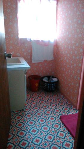 a small bathroom with a sink and a window at "Cherry House" is Direct to Narita,Haneda AP, Disney, Asakusa, Skytree Tower, Tokyo in Matsudo