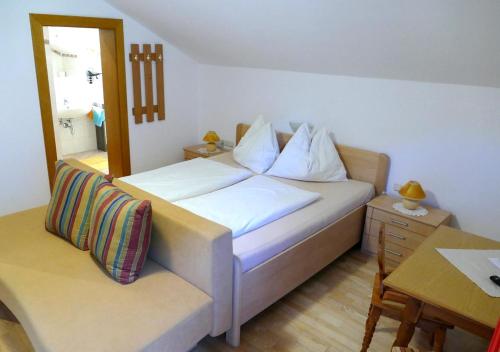 1 dormitorio con 1 cama con mesa y escritorio en Haus Appesbacher, en St. Wolfgang