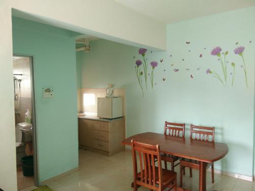 波德申阳光海湾度假酒店的配有桌椅和冰箱的厨房