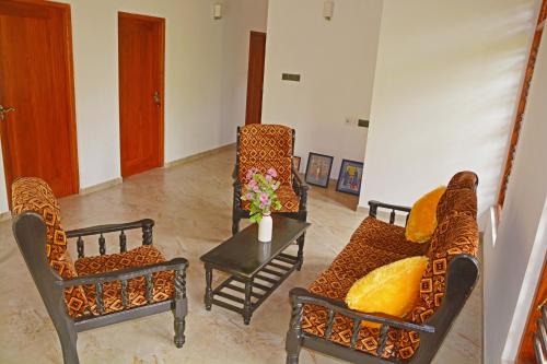 Villa Chaya tesisinde bir oturma alanı
