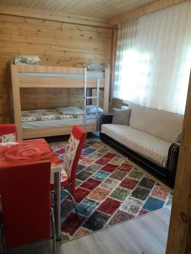 Двухъярусная кровать или двухъярусные кровати в номере Katipogulları Apart