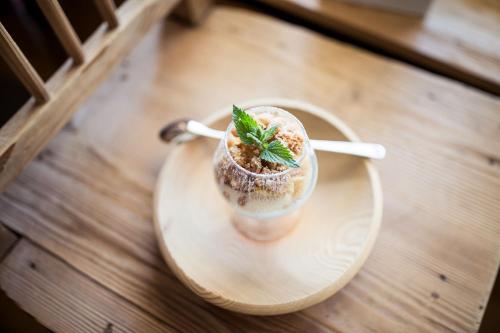 a dessert on a plate on a wooden table at Hotel Dolomitenblick in Terento