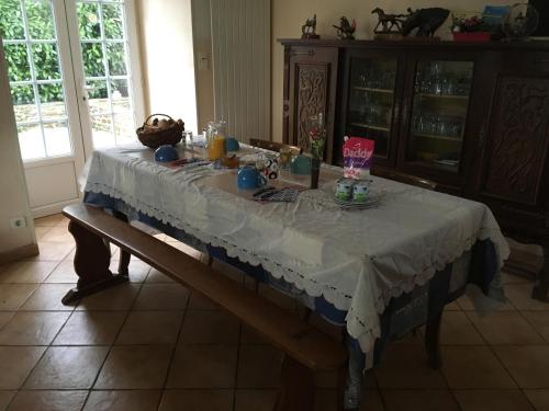 una mesa con un mantel blanco. en Marie France 's home, en Sacey