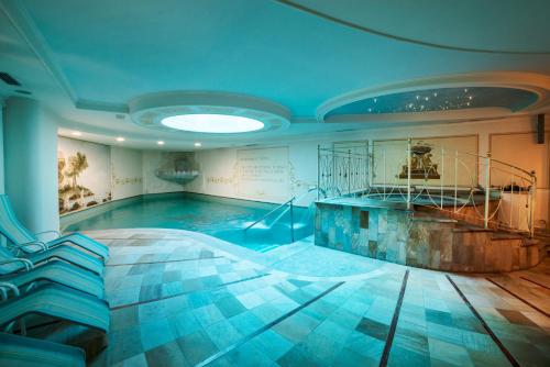 Bazén v ubytování Cavallino Lovely Hotel nebo v jeho okolí