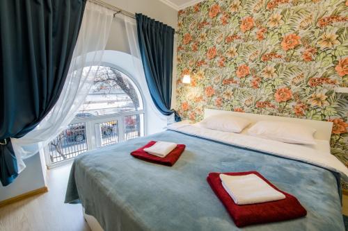モスクワにあるVoyage Mini-hotelのベッドルーム1室(ベッド1台、タオル2枚付)