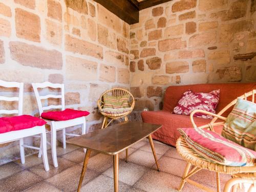 une chambre avec des chaises, un canapé et une table dans l'établissement 16th century house with private garden, à Brignac-la-Plaine