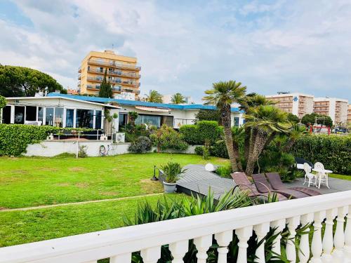 Κήπος έξω από το Boutique home the beach