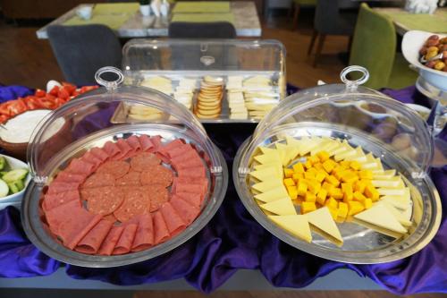 Makanan di atau berdekatan hotel
