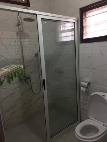 Ett badrum på Kampala Ntinda Comfy Holiday Home