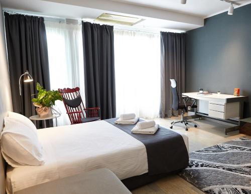sypialnia z łóżkiem i biurkiem w pokoju w obiekcie DreamHouse 1 - Komotini w mieście Komotini