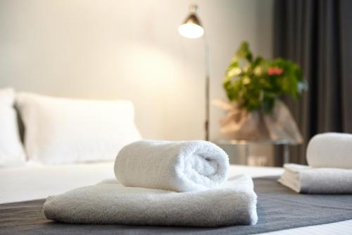 sterta ręczników na łóżku w obiekcie DreamHouse 1 - Komotini w mieście Komotini