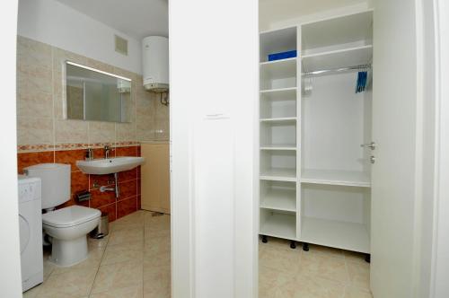 スプリトにあるApartment Boniumのトイレと洗面台付きのバスルーム
